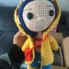 Coraline muñeca de estambre