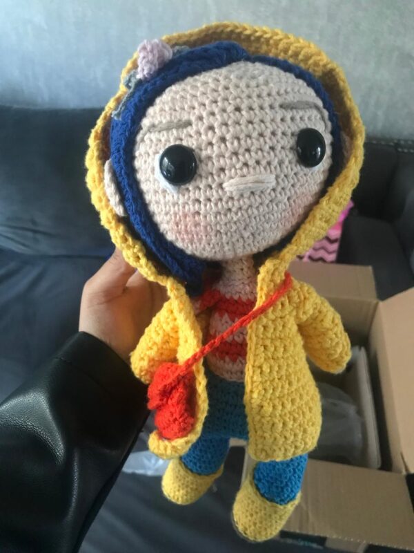 Coraline muñeca de estambre
